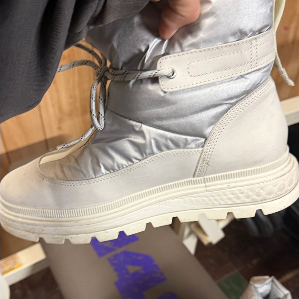Timberland women’s Silver and Cream Winter Boots - Picture 4 of 4
